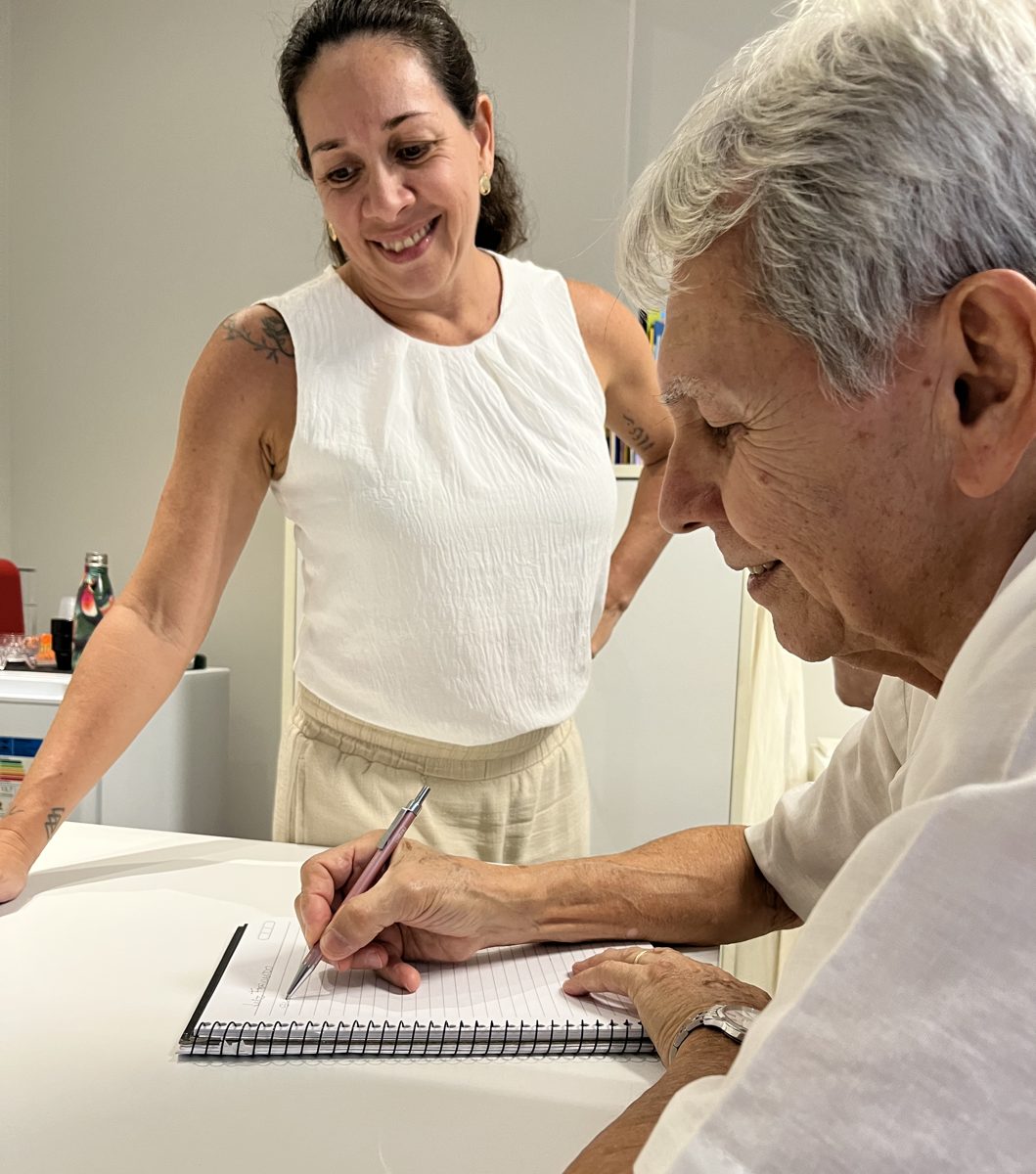 Fga. Guchenka em sessão de estimulação cognitiva com idoso